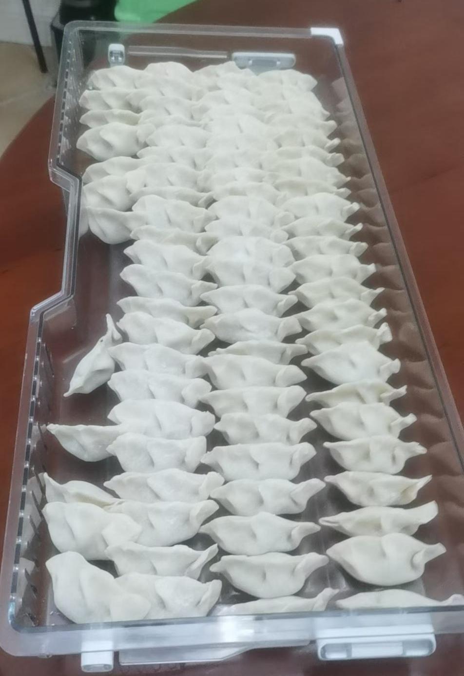 国庆的雨丝慢悠悠飘在窗外，原本计划好的出门行程，索性就顺着这份湿意暂时搁置。
