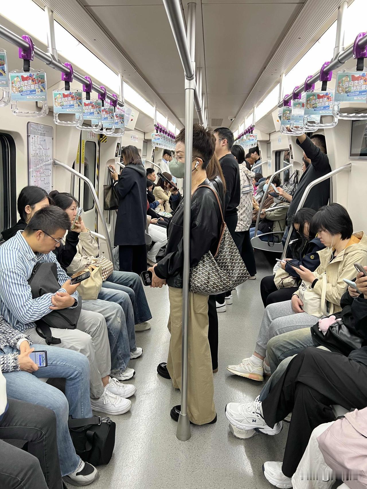 今日上上午8:30左右地铁6号线人满为患。