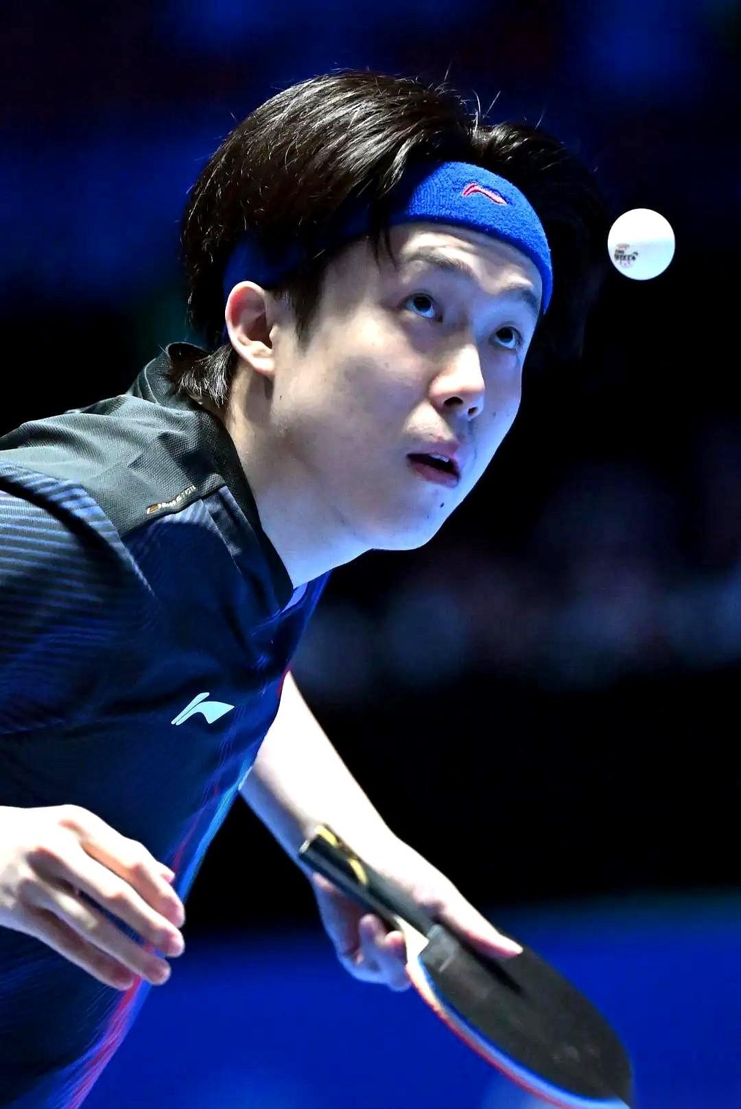 央视今晚要重播澳门世界杯那几场硬仗。
我猜，肯定有人错过了直播，手机上弹出的比分