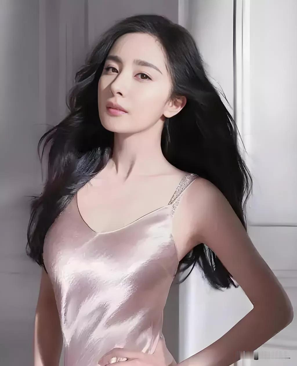 离婚后翻红的女明星，如杨幂、赵丽颖、张雨绮等，通常有以下相似之处：
 
事业发展