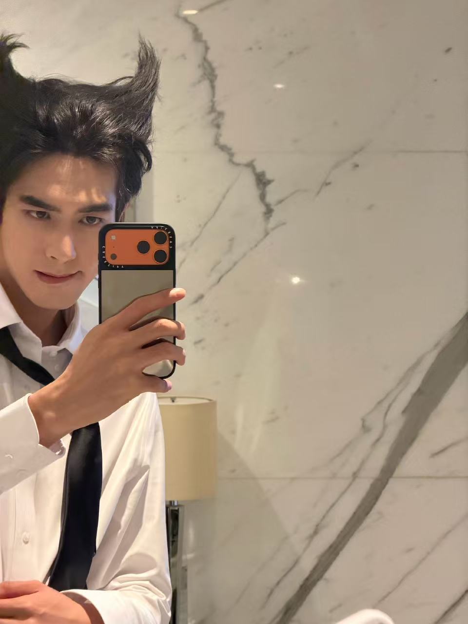 宋威龙发了昨天答应的自拍，小恶魔发型也帅的不行呢 宋威龙牛角发型