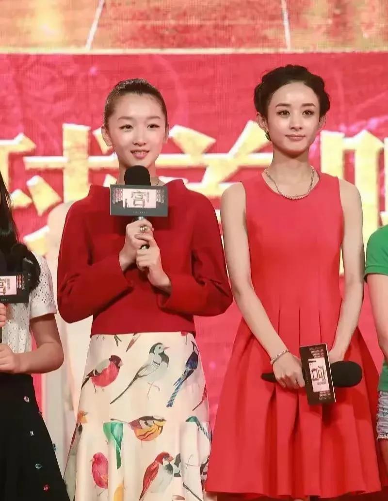 果然是人红了才更自信，刚出道时候的赵丽颖，站在周冬雨身旁就像个小透明！
周冬雨穿