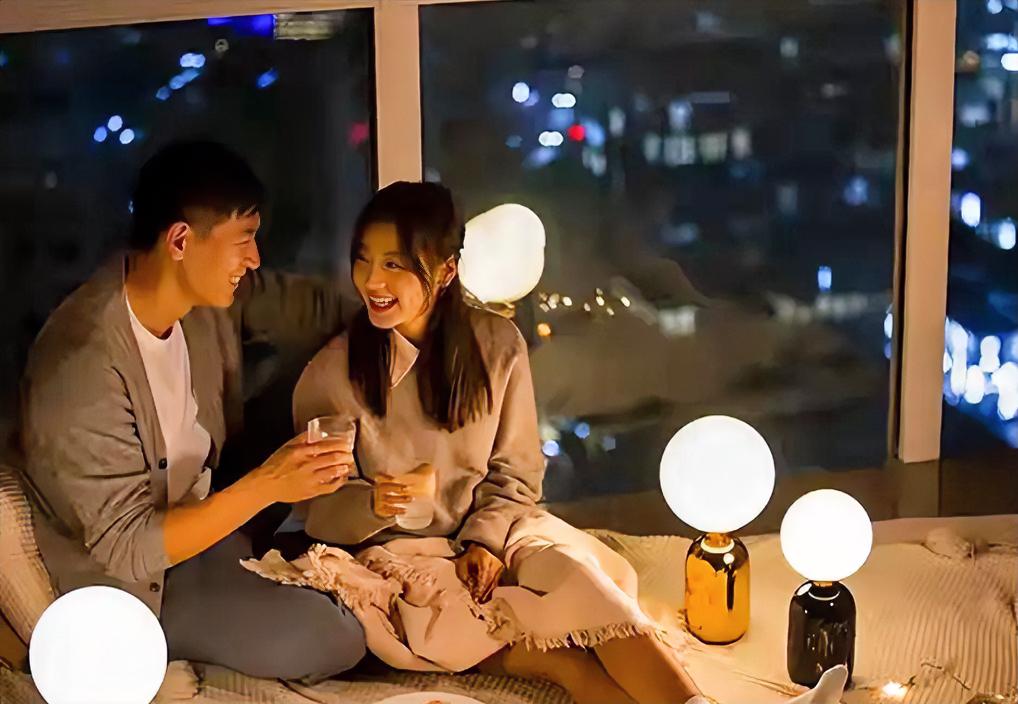 男人能爱一个女人很久的原因只有一个

男人能死心塌地爱一个女人很久，从来不是因为