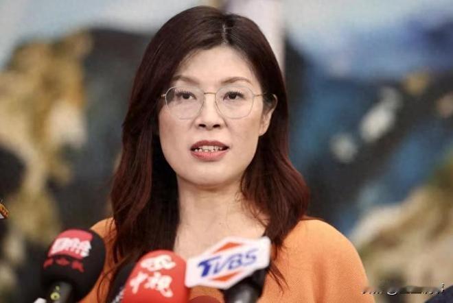 国民党如今乱作一团，郑丽文孤身顶着内外压力发律师函亮明反台独立场，实则在替党内烂