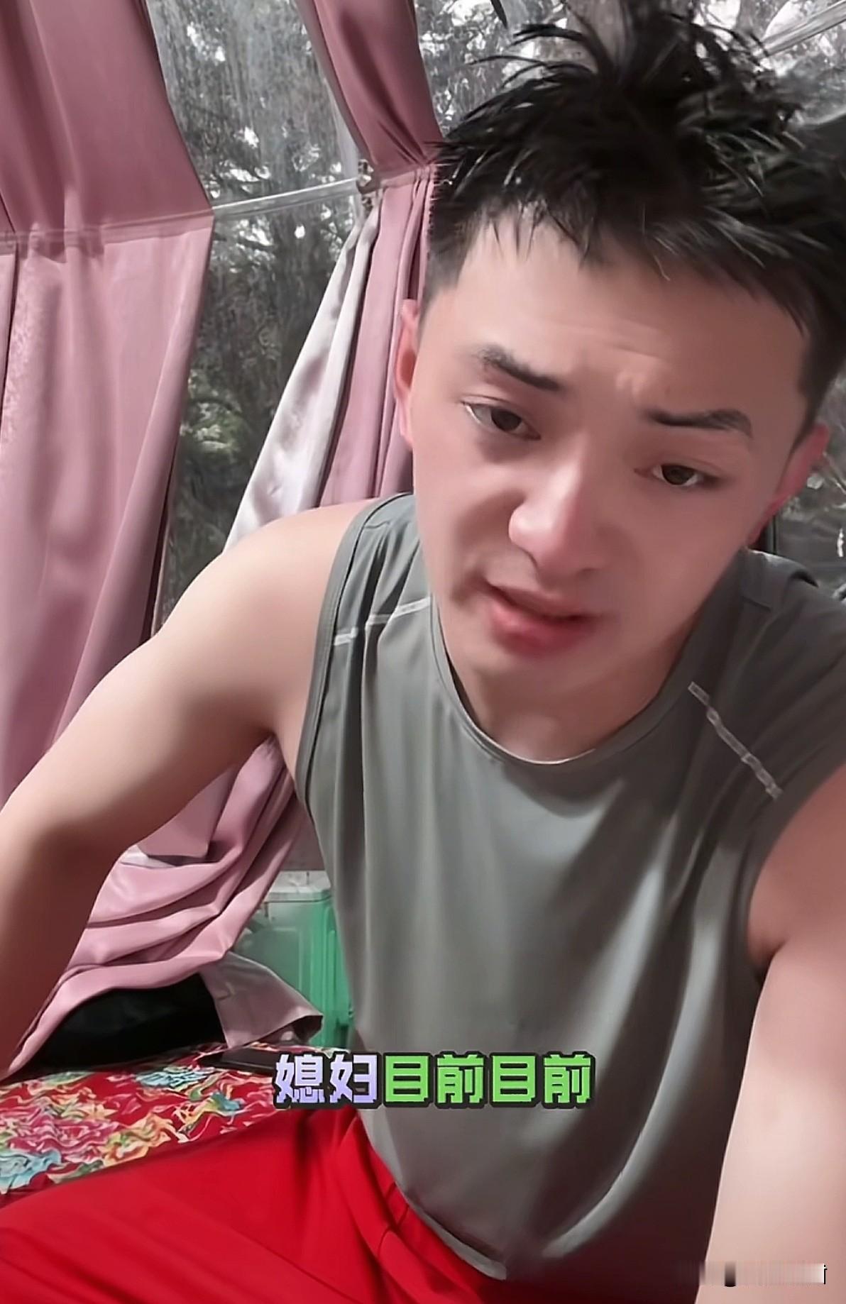 有人表白雪饼猴王铁柱。
一上台就对铁柱说“我喜欢你！”
王铁柱打量了一下女生，转