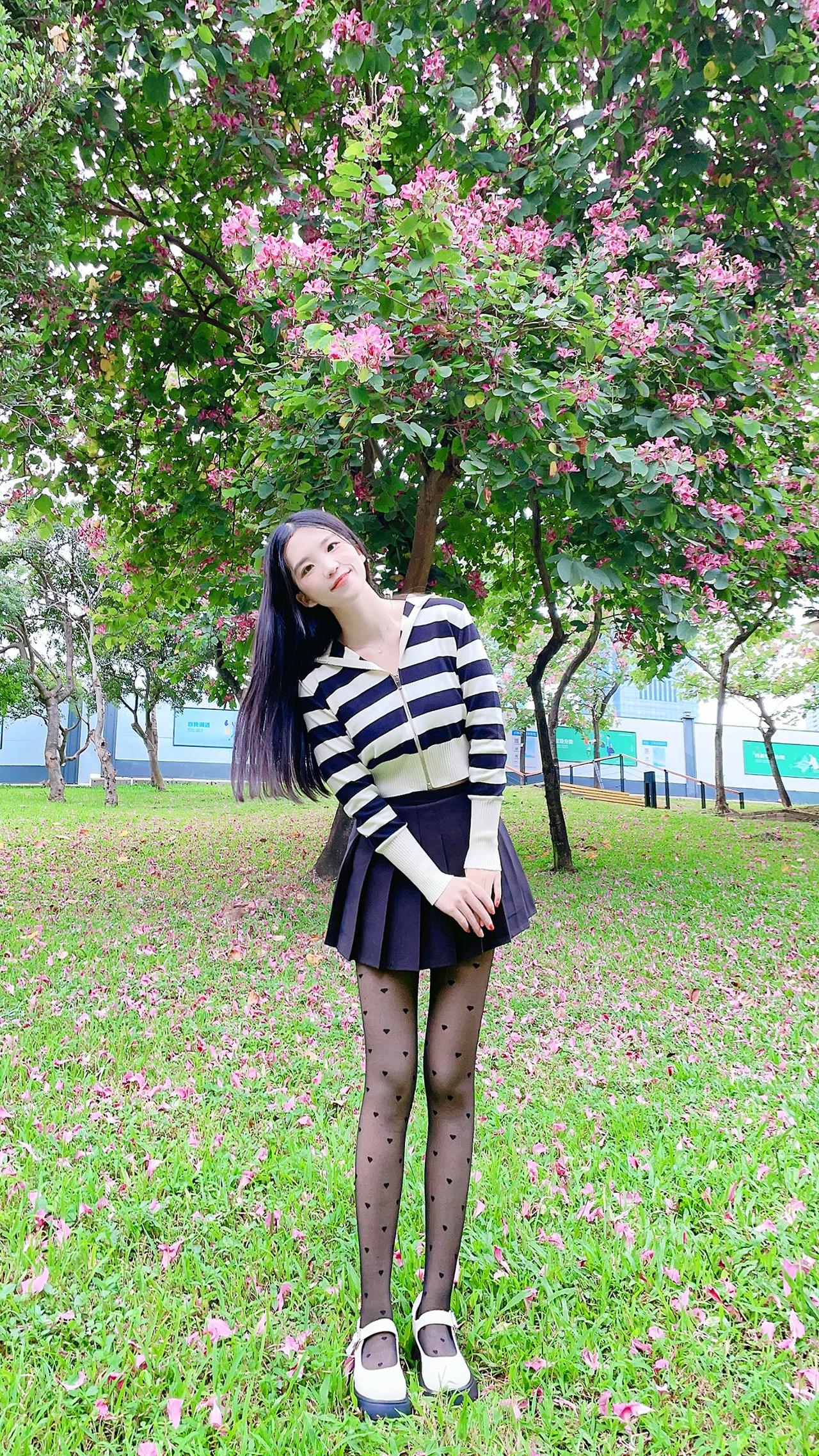 错过了晨曦，你可以欣赏暮霭；错过了春花，你可以接纳秋实；错过了太阳，你可以仰望星