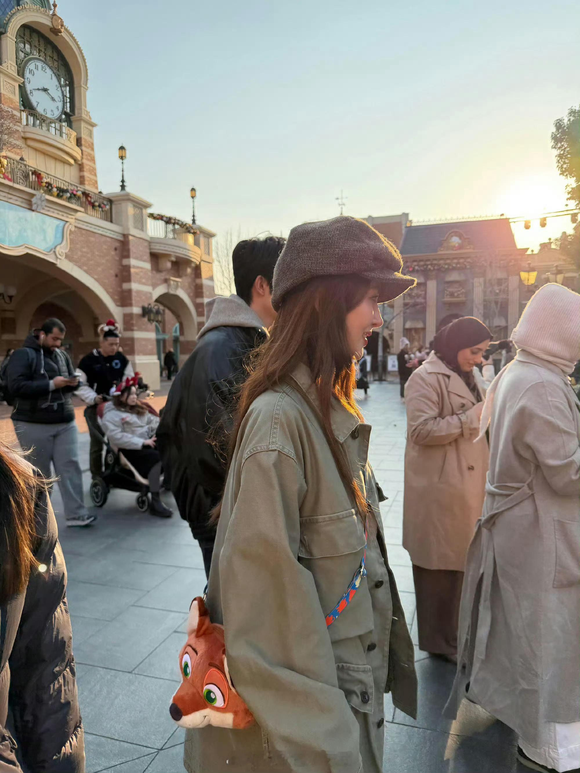 迪士尼偶遇金晨今天好多人在上海迪士尼偶遇了金晨、田嘉瑞、林子烨、李小璐、冉莹颖。