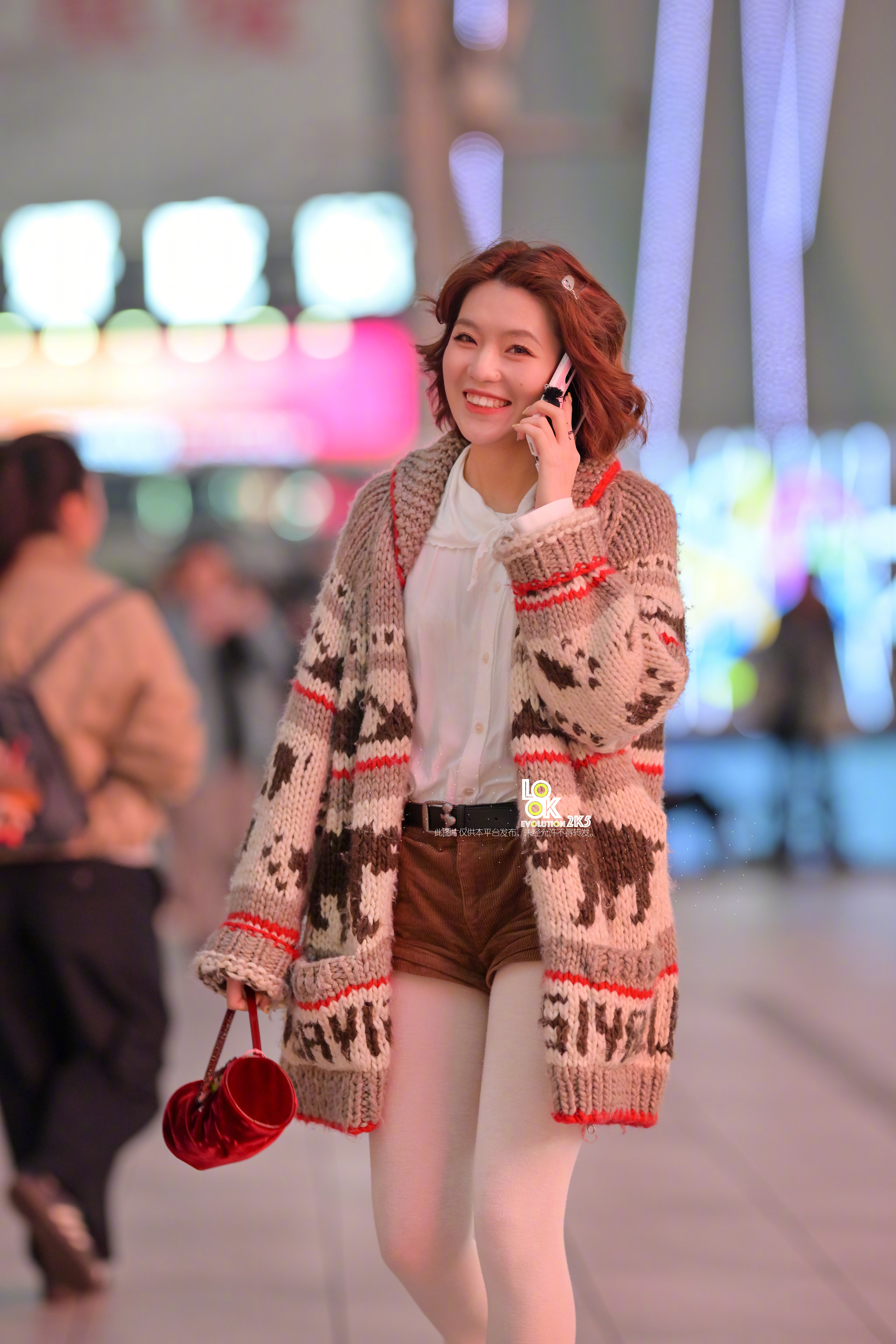 小姐姐笑得好甜 