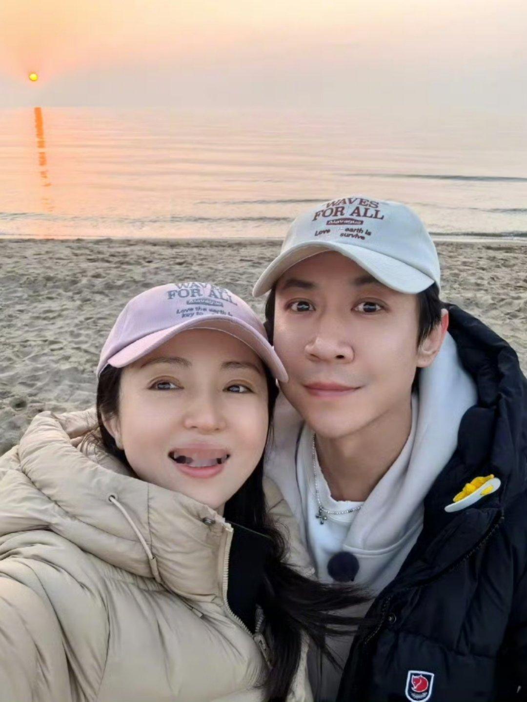 董璇张维伊官宣 雪花女神龙董璇和丈夫张维伊官宣婚姻状态，分享去阿那亚度假的合照。