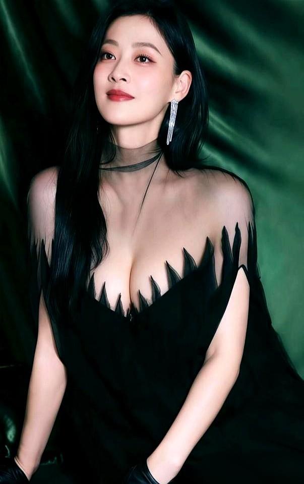 黄渤都接不住的戏，梅婷一把撕开睡衣，露出的不是性感，是刀疤和爬满肚皮的纹路。
 