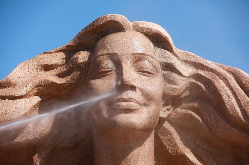 冬天到底多久洗一次澡
冬天洗澡频率真是个让人纠结的事儿。洗勤了，皮肤干痒脱皮像鱼