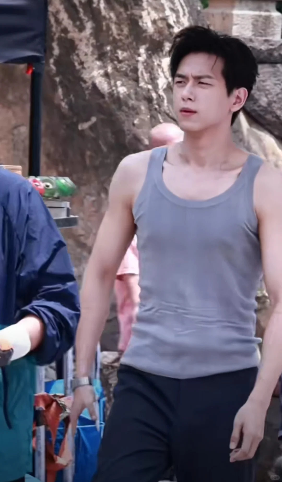 李现背心李现灰色背心 OMG！当李现不见外的时候，就是听取哇声一片！大家都来感受