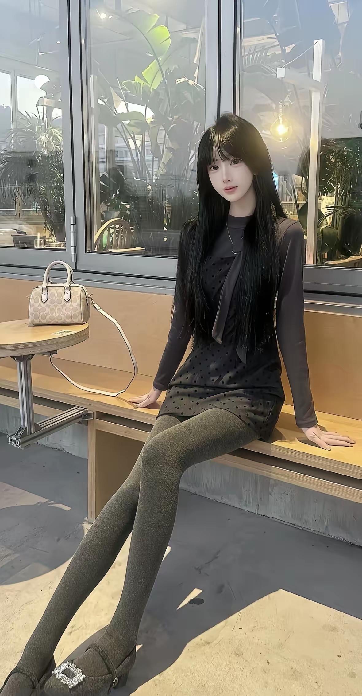 阳光斜洒在窗边，裹着一身暗调的温柔，在城市的一隅和慵懒的午后撞个满怀，发丝轻垂的