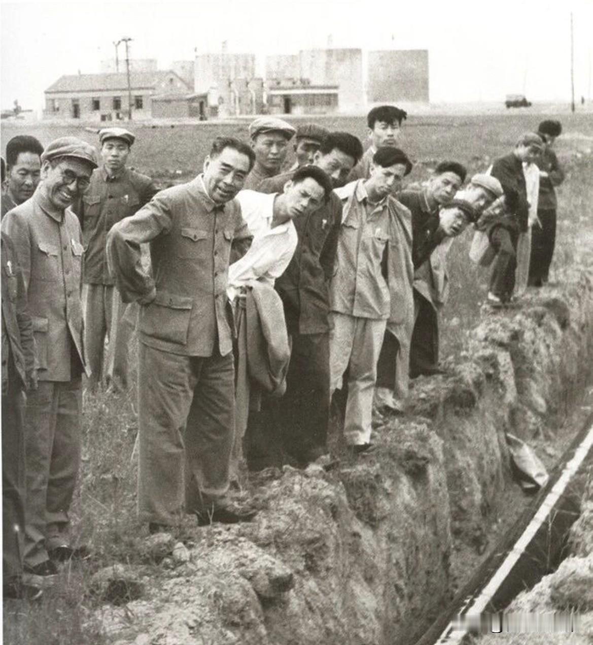【周总理历史上的今天——6月21日】
1962年6月21日，周恩来总理在参观大庆
