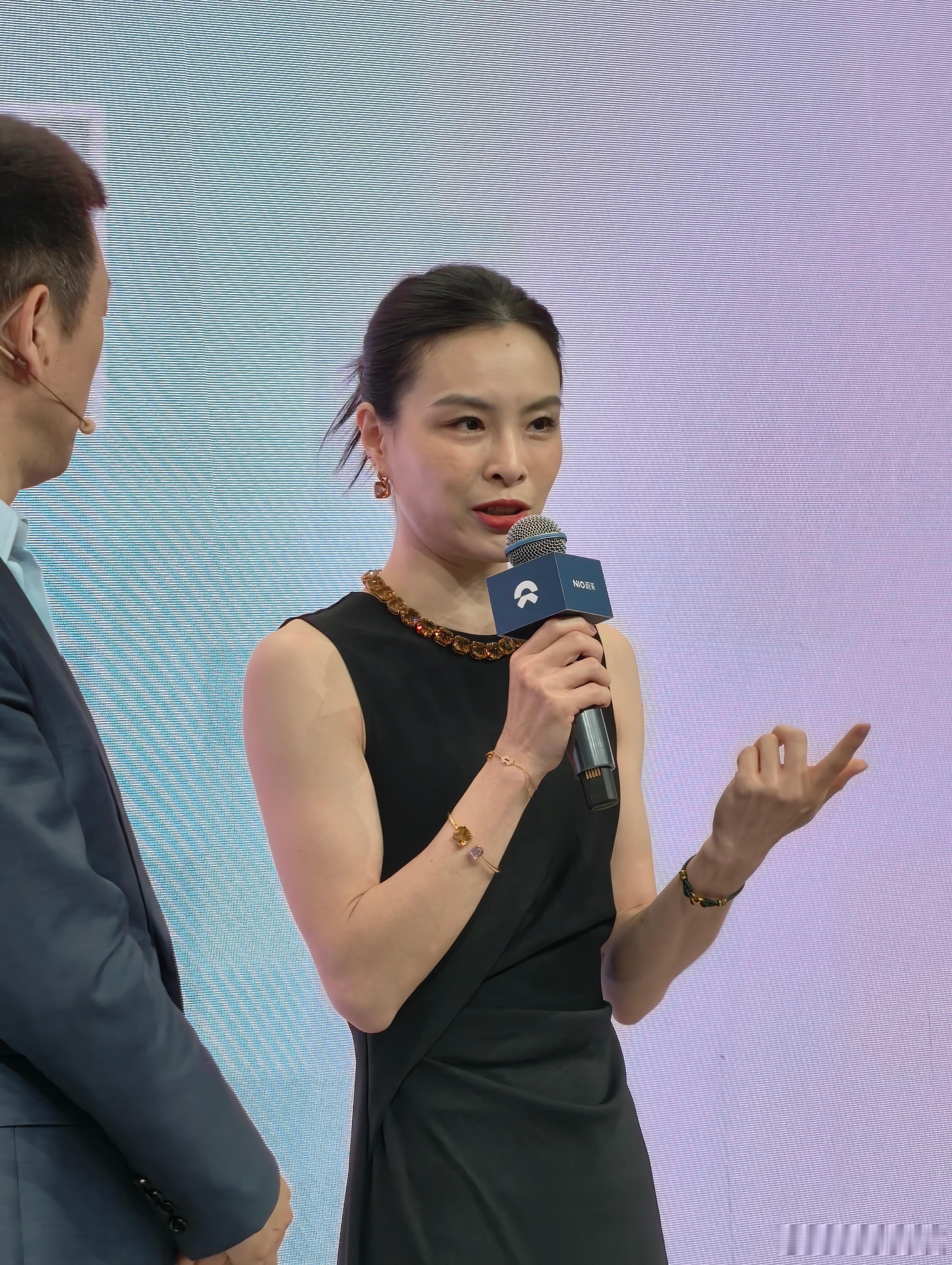 蔚来 ES8 玄金特别版首位车主是中国历史上首位女性奥运「五金」冠军吴敏霞女士。