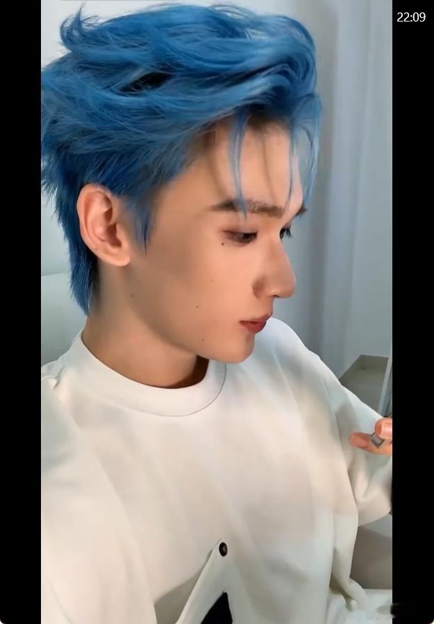 余宇涵直播直播里的余宇涵，蓝发像撕漫男，分享了最近生活，清唱不错，演唱会也提到。