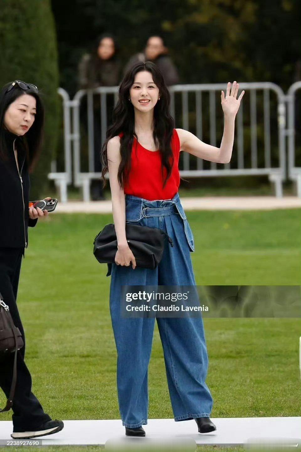 陈都灵外媒生图 最年轻的loewe代言人，这状态无需多言，跟品牌很适配[666]