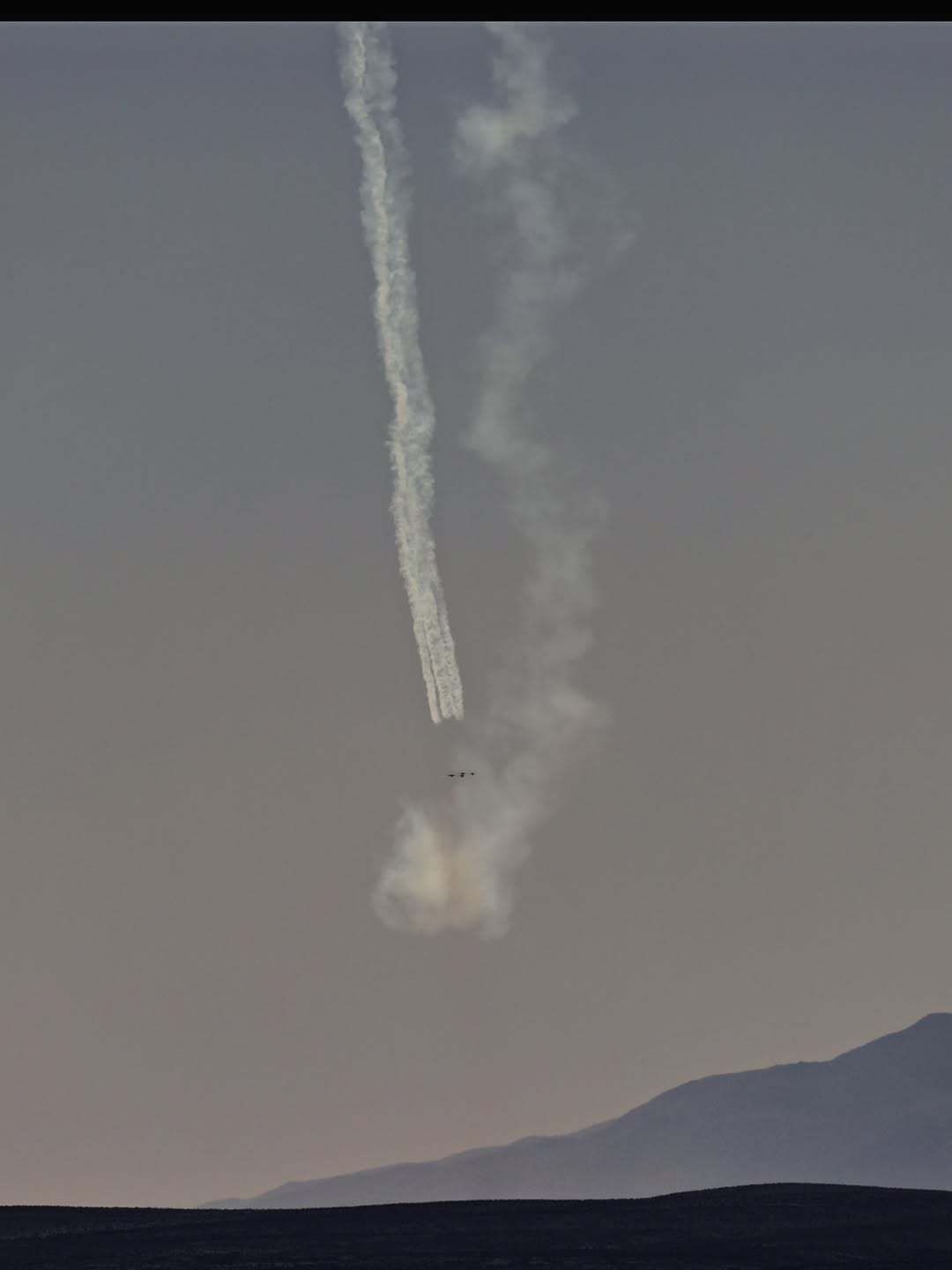 昨天一名CALLSIGN 杂志的航空记者拍到的坠毁的美国空军“雷鸟”飞行表演队F