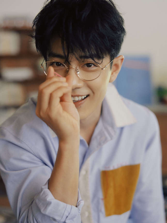 肖战蓝衬衫金丝眼镜生日look 肖战开心快乐不止今天  肖战蓝衬衫金丝眼镜生日l