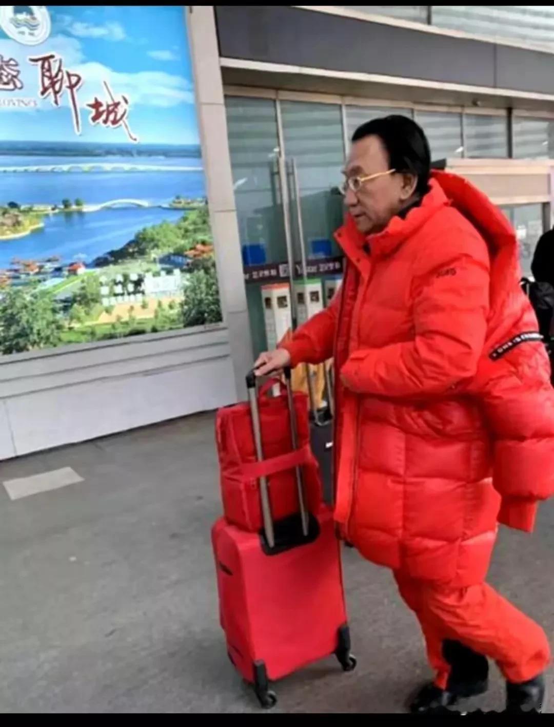 相声表演艺术家侯耀华这一身打扮红红火火的，令人羡慕啊！七十多岁的人随性自由，穿衣