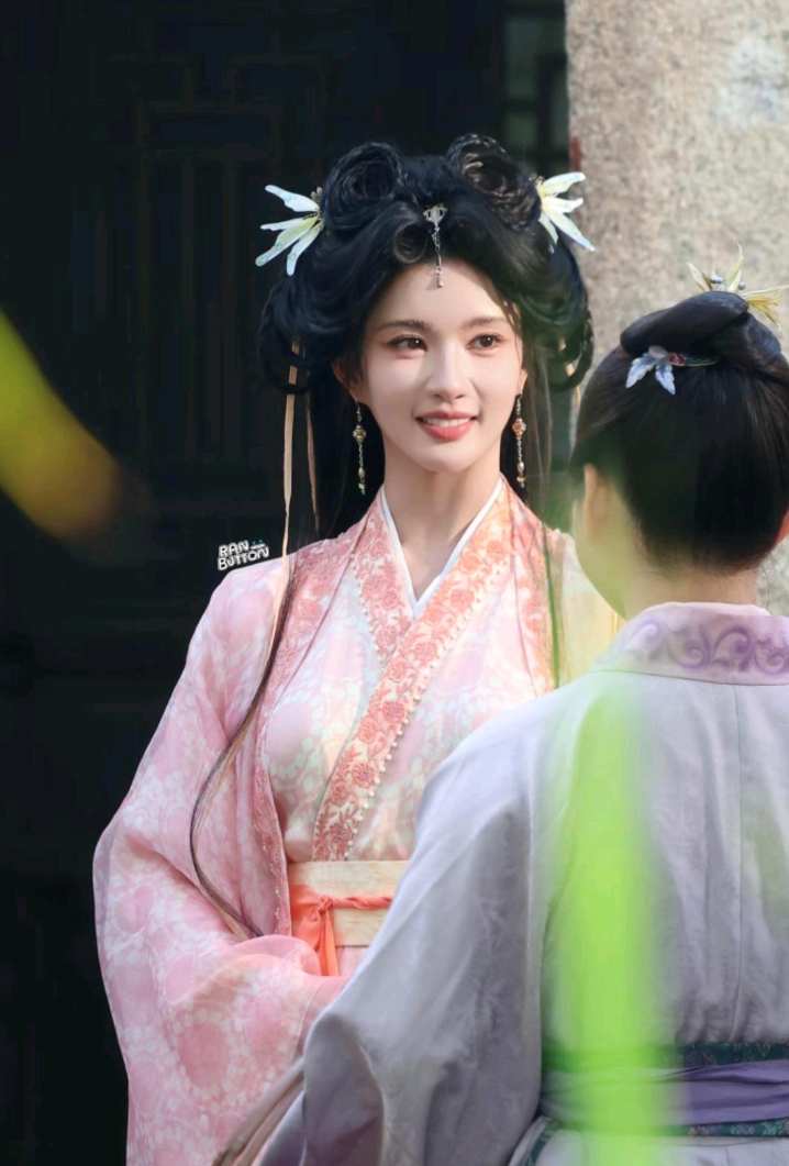 刘些宁｜百妖谱 除了这个发型有些奇怪些宁还是超美的 ​​​