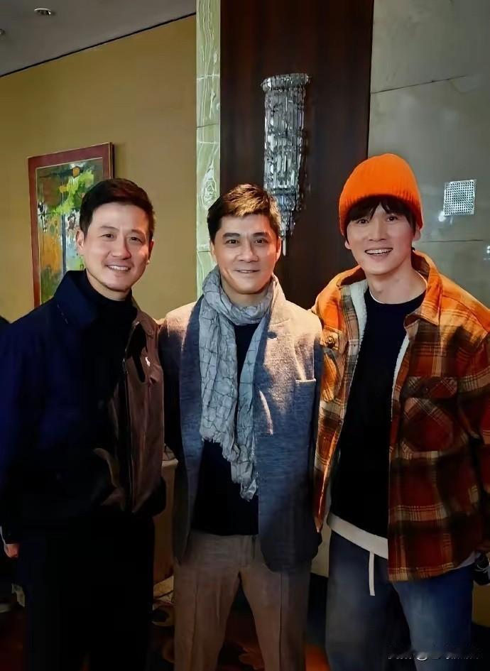 国羽三位大帅哥，虽然已人到中年了，但一点油腻感都没有，反而增添了成熟男人的魅力。