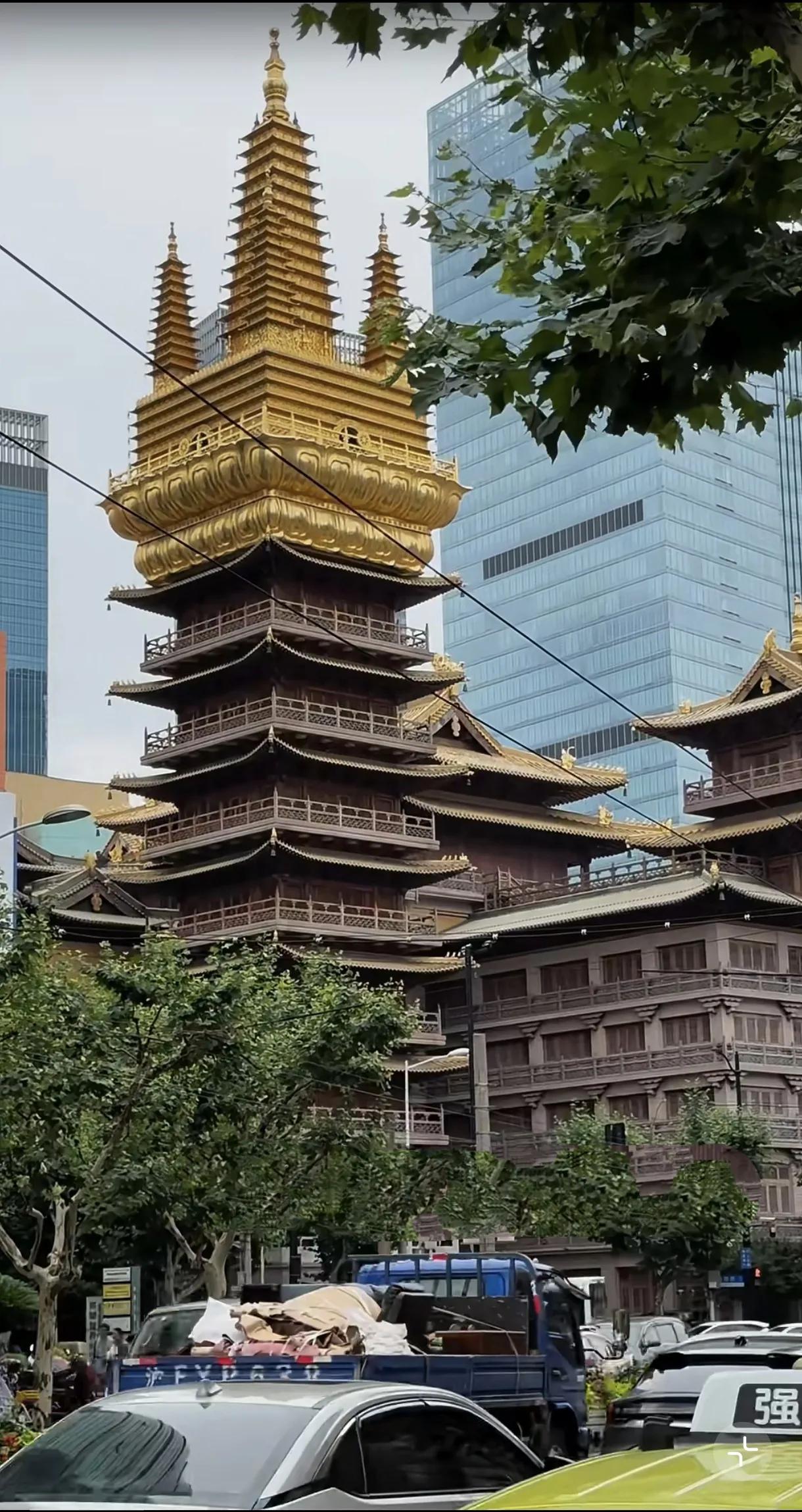 阿弥陀佛，新年上海人必去静安寺，灵不灵，迷茫时期去拜拜。周边是核心区域，地皮值3