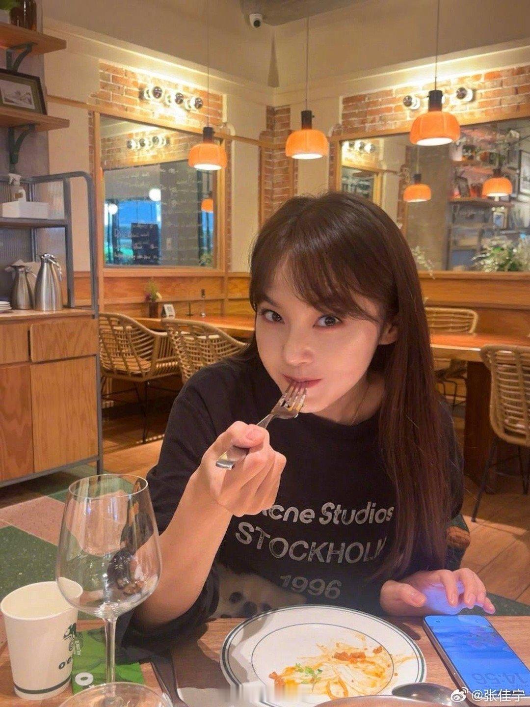 张佳宁演出了牛马的疲惫感 天呐！张佳宁仅一张海报就演活牛马般的疲惫感！那眼神里的