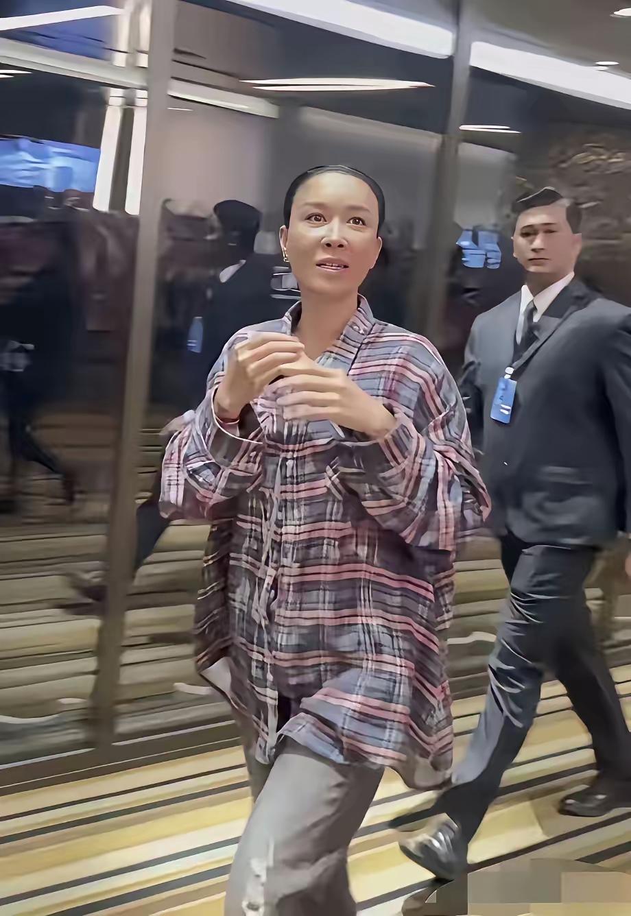 照片中的那英，不像是57岁的人！