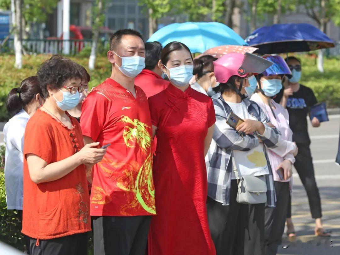 今天高考，我希望孩子都能考上985、211，这样才能有希望找到心仪的工作，但进入