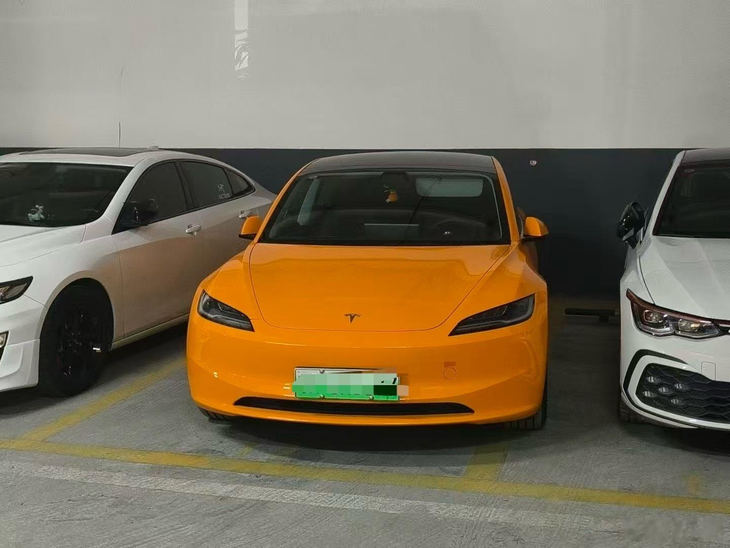 早上停车有点任性，被挂公司大群公开处刑了停中间车位的时候喜欢车位内对脚线停车，但