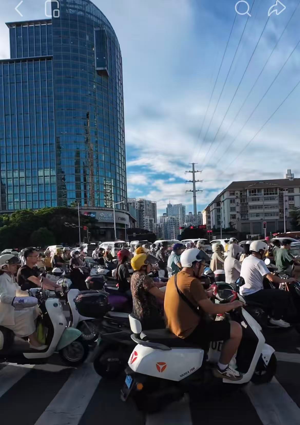 油价上涨电动车成出行新宠 油价上涨电动车转卖价升高  油车车主集体破防现场，以前