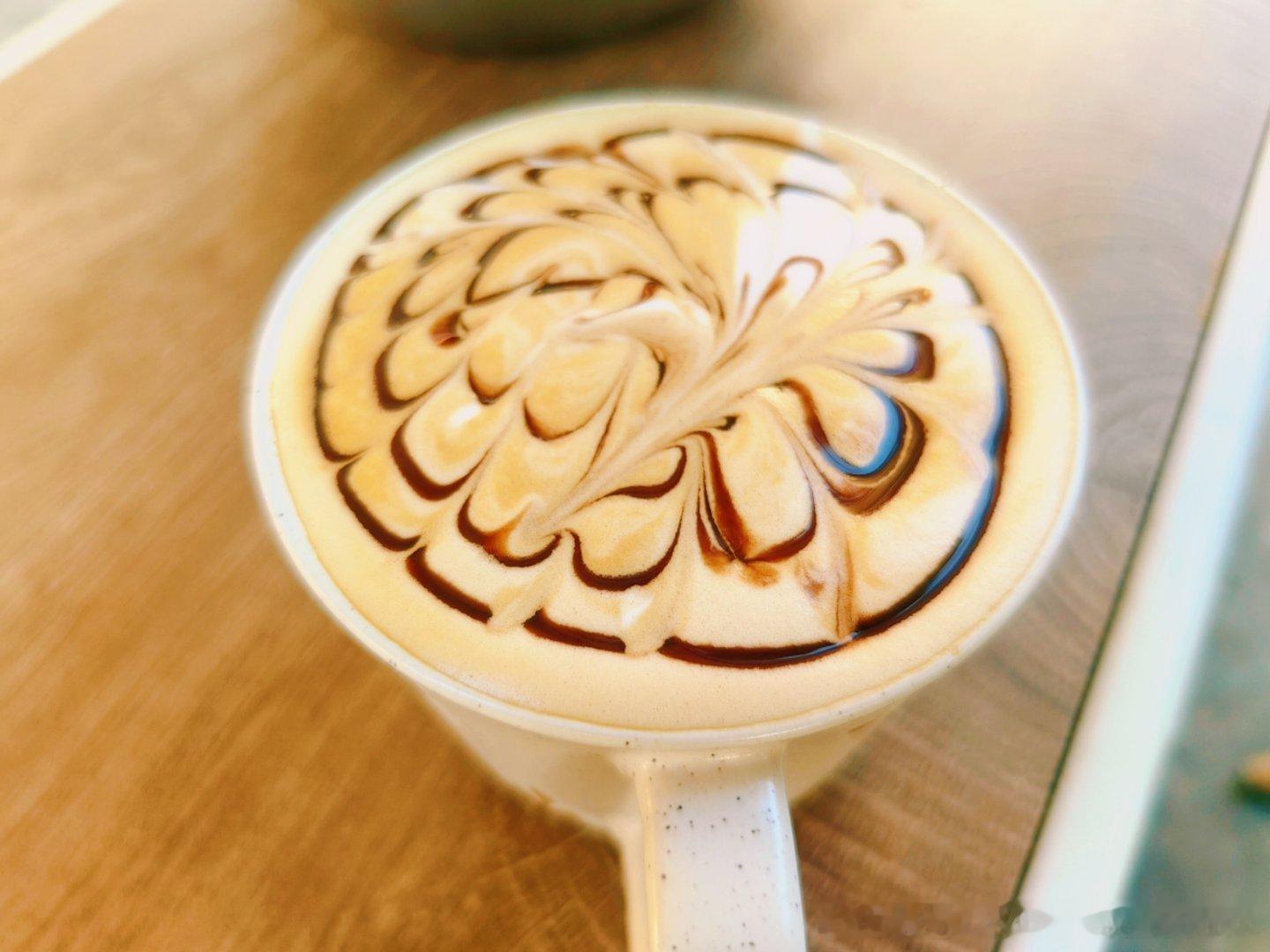 给自己整了杯拿铁，随便拉了个花，反正喝进肚子里都一样香用智搜高效过大年