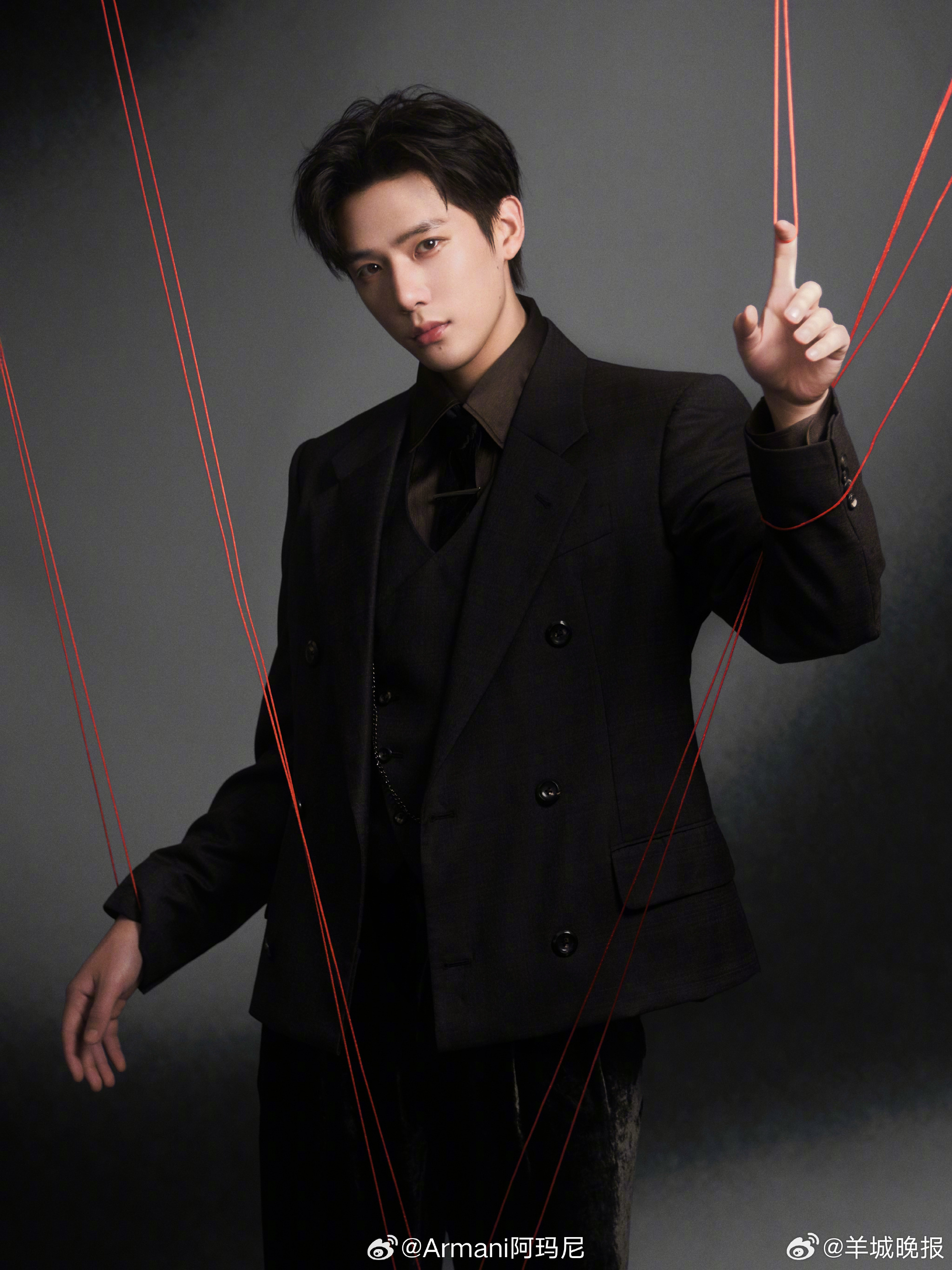【谁的黑色西装照又酷又飒】黑色西装带来的氛围感，宛如铠甲一般，身披铠甲所向披靡！