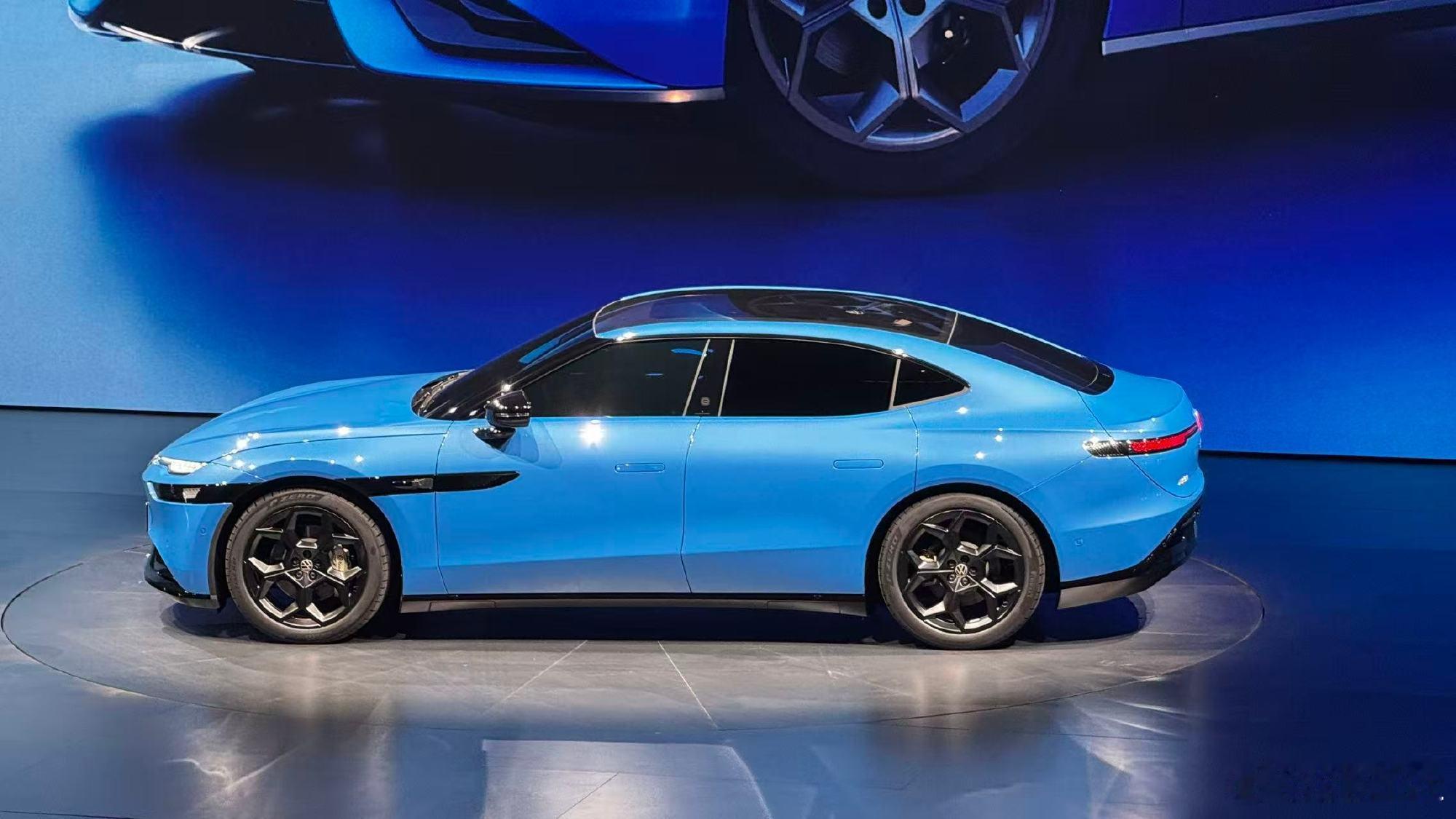 这第一眼以为是个燃油性能车，有点阿尔法罗密欧的感觉。多少人认得这车？ 