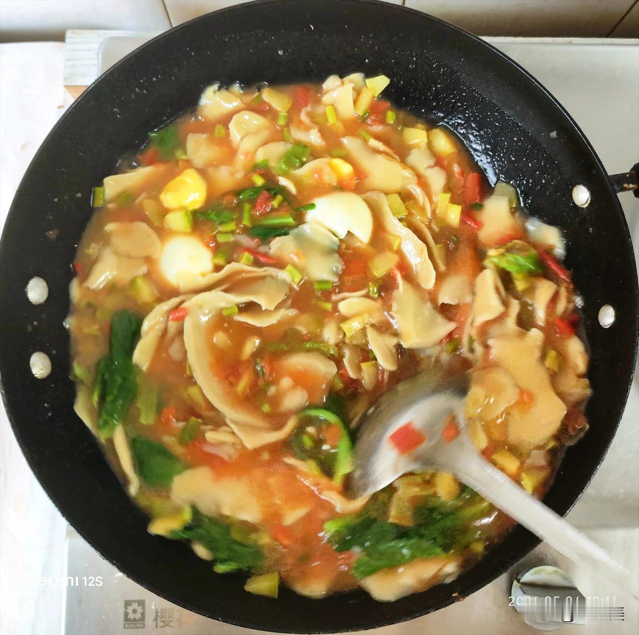 荞面削片家常做法
准备荞麦面粉和白面粉各一份，按1:1比例倒入面盆，加水半勺食盐
