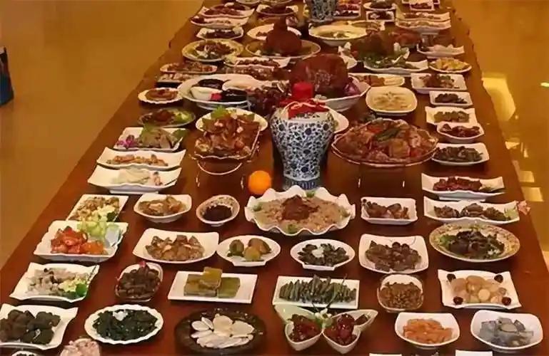 御膳菜肴非常丰富，皇帝也不可能都吃完，那剩下的菜肴如何处理？

咱们都知道，古代