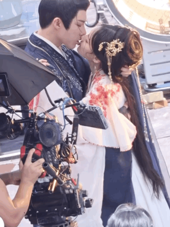 #记录我的8月生活#刘宇宁是真的火了，搭档的都是大美女。这吻戏路透看得是真的有那