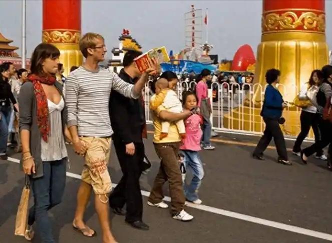 老美拖家带口来中国转了一圈，回去竟憋出一句大实话：这回真被咱打脸了！

前阵子上