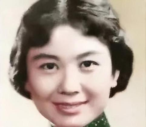 1968年，严凤英趁着丈夫熟睡，来到床头柜前，将事先准备好的100片安眠药吞下，