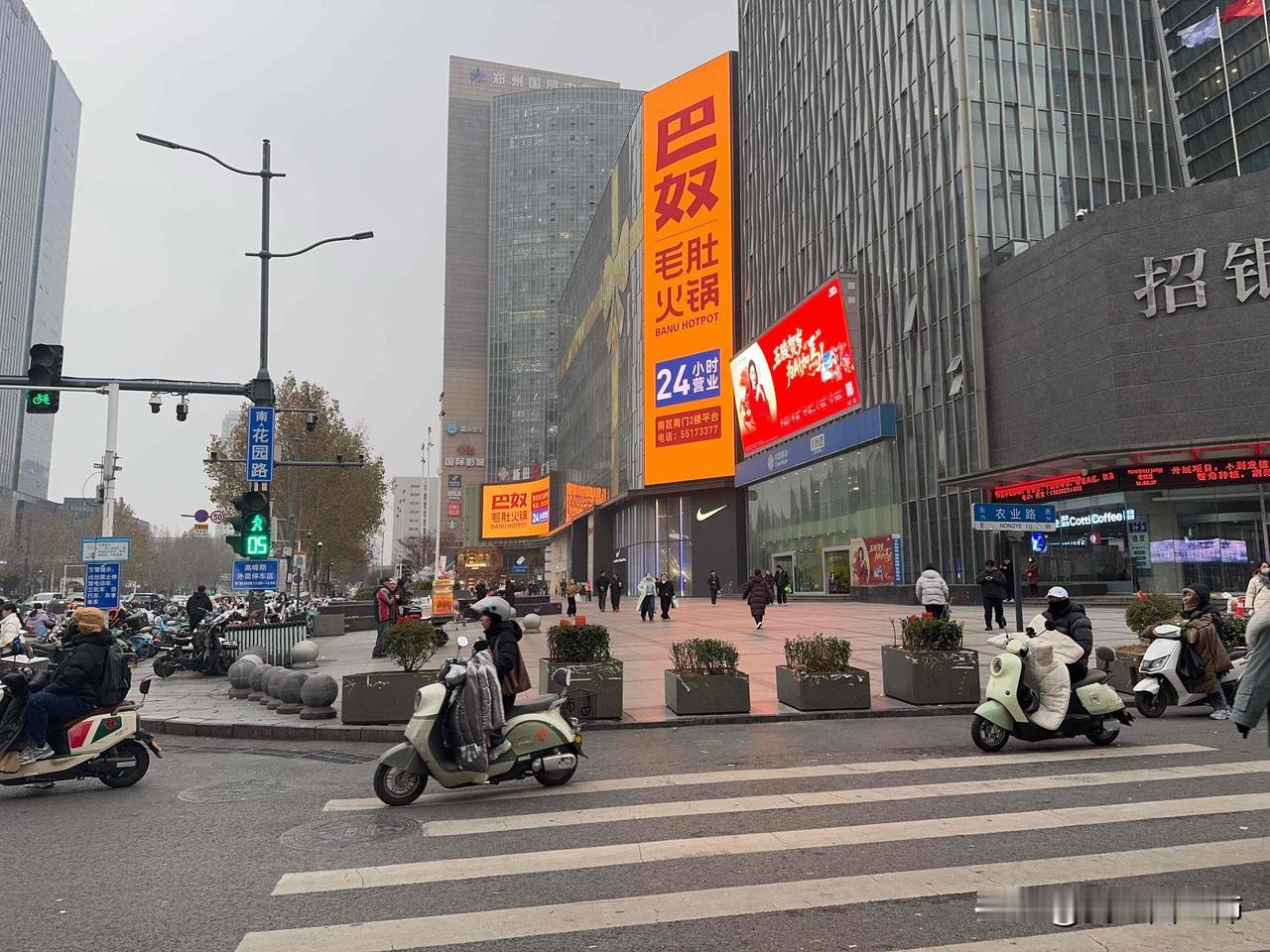 工作两年多了在职场上依旧不会人情世故，且没有眼力见。
	
是我不合群，还是我太死