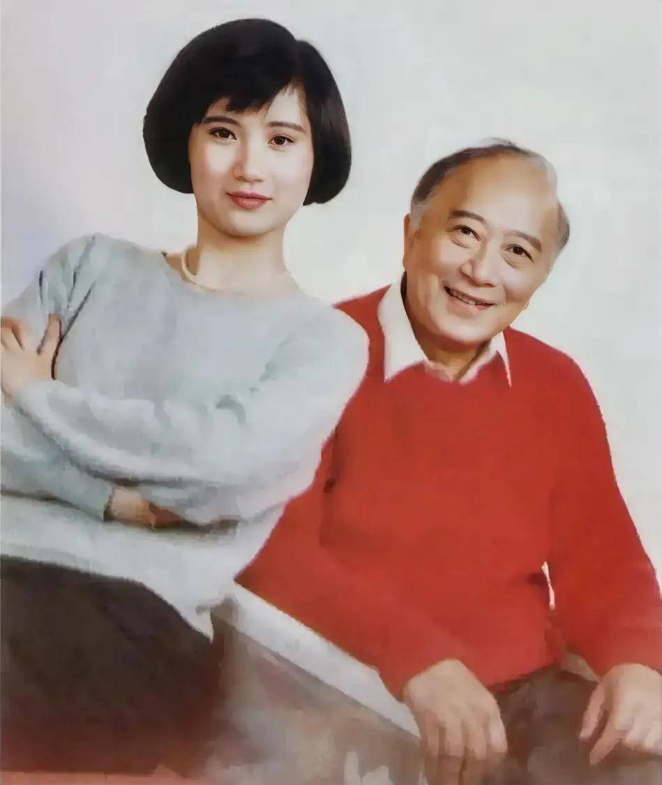 1988年，孙道临父女俩在相机前留下了一张珍贵的合影。照片中，孙道临和女儿身着朴