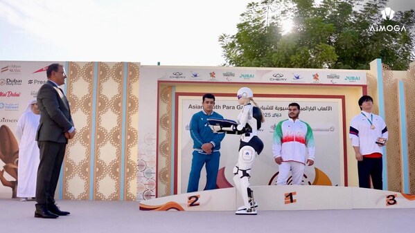 科技托举荣耀 墨甲机器人领跑行业，解锁国际体育赛事机器人颁奖先河