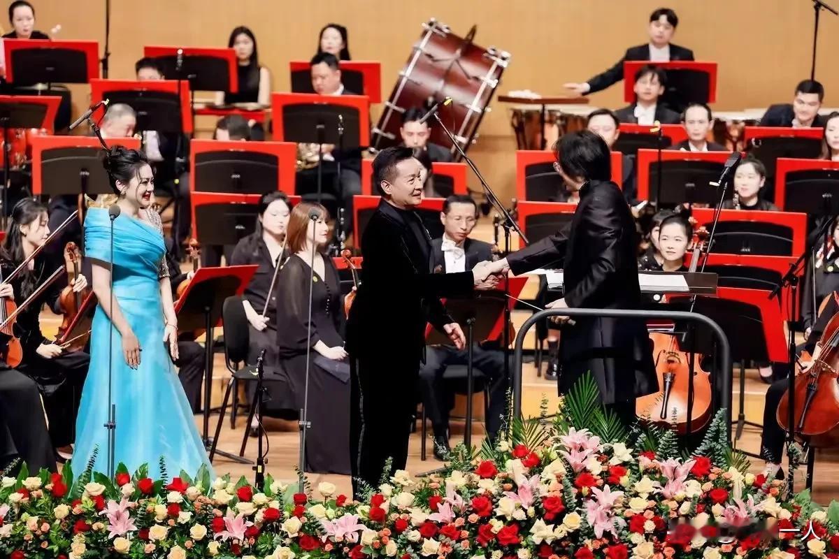 武汉江城，一座镶嵌在长江之畔的璀璨明珠，她以独有的韵律，轻吟着千年的诗篇。晨曦初