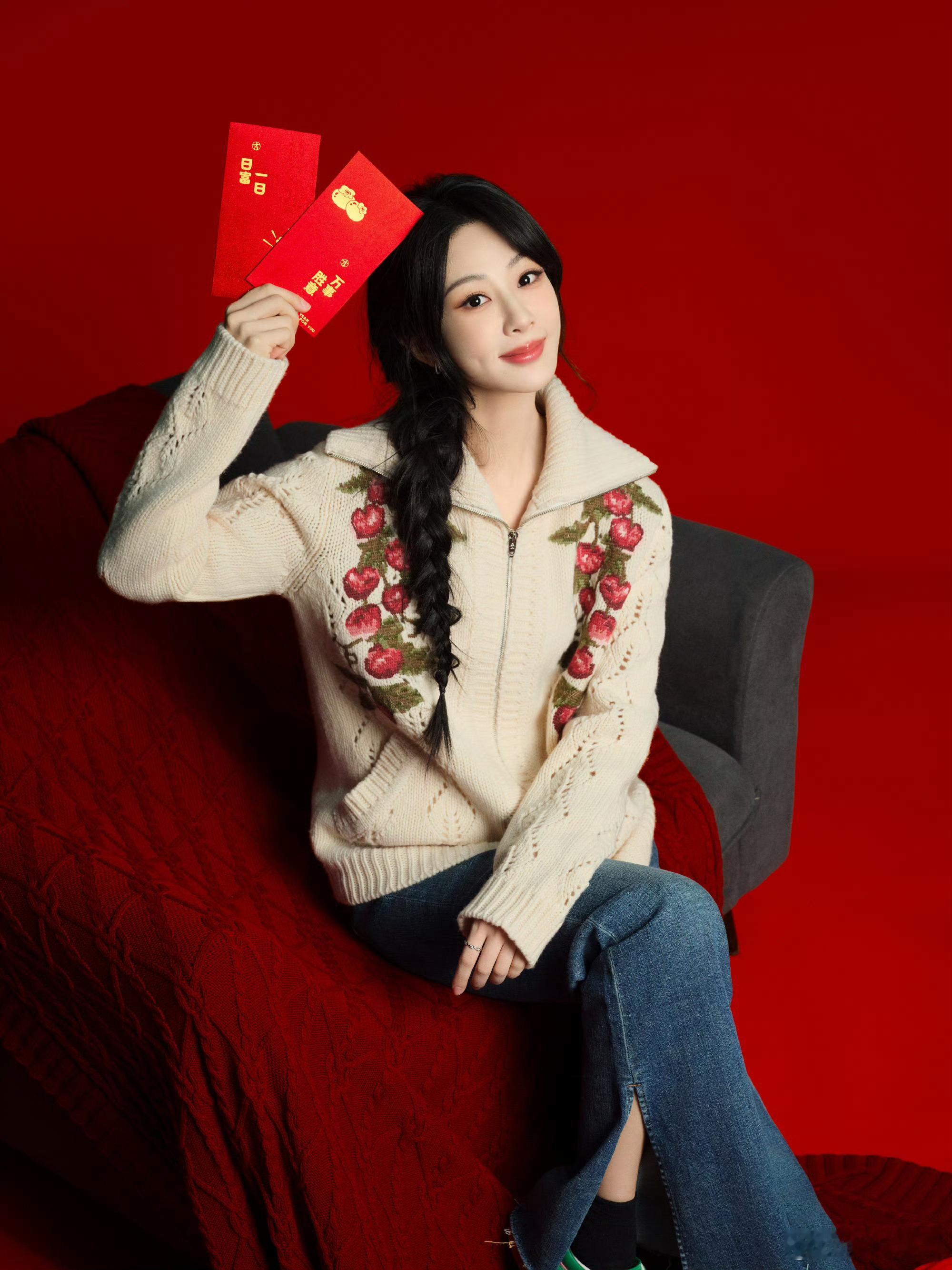 杨紫CCTV新年祝福“大家好，我是演员杨紫。春节少不了的当然是春联啦，今天我给大