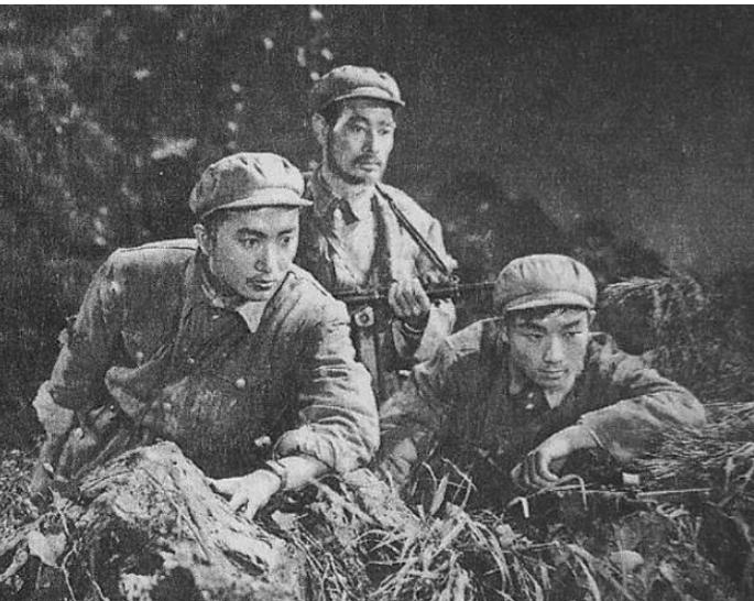 1949年，3名侦察员误入一间破旧牛棚。一名战士刚躺下，突然一阵疼痛，伸手往草堆