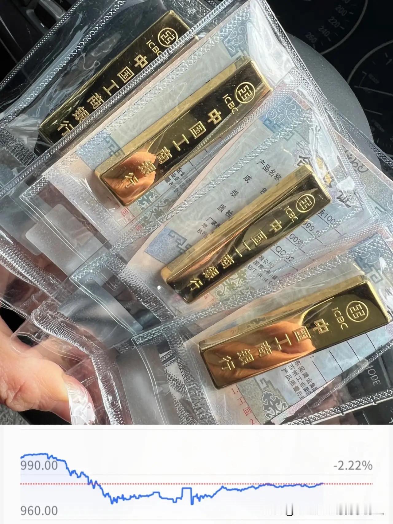 昨天下午金价冲到1005的时候，我果断把积存金卖了一半，直接赚了18000块，这