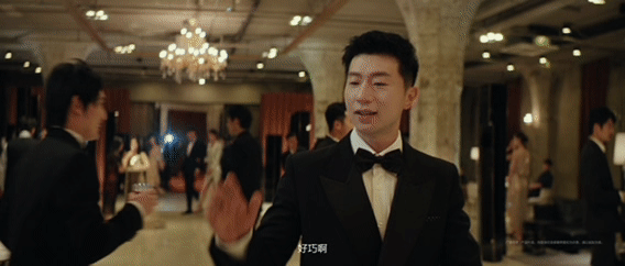 马龙黑西装帅我一脸太帅了！手上拿着的三折叠更帅[doge][doge][doge