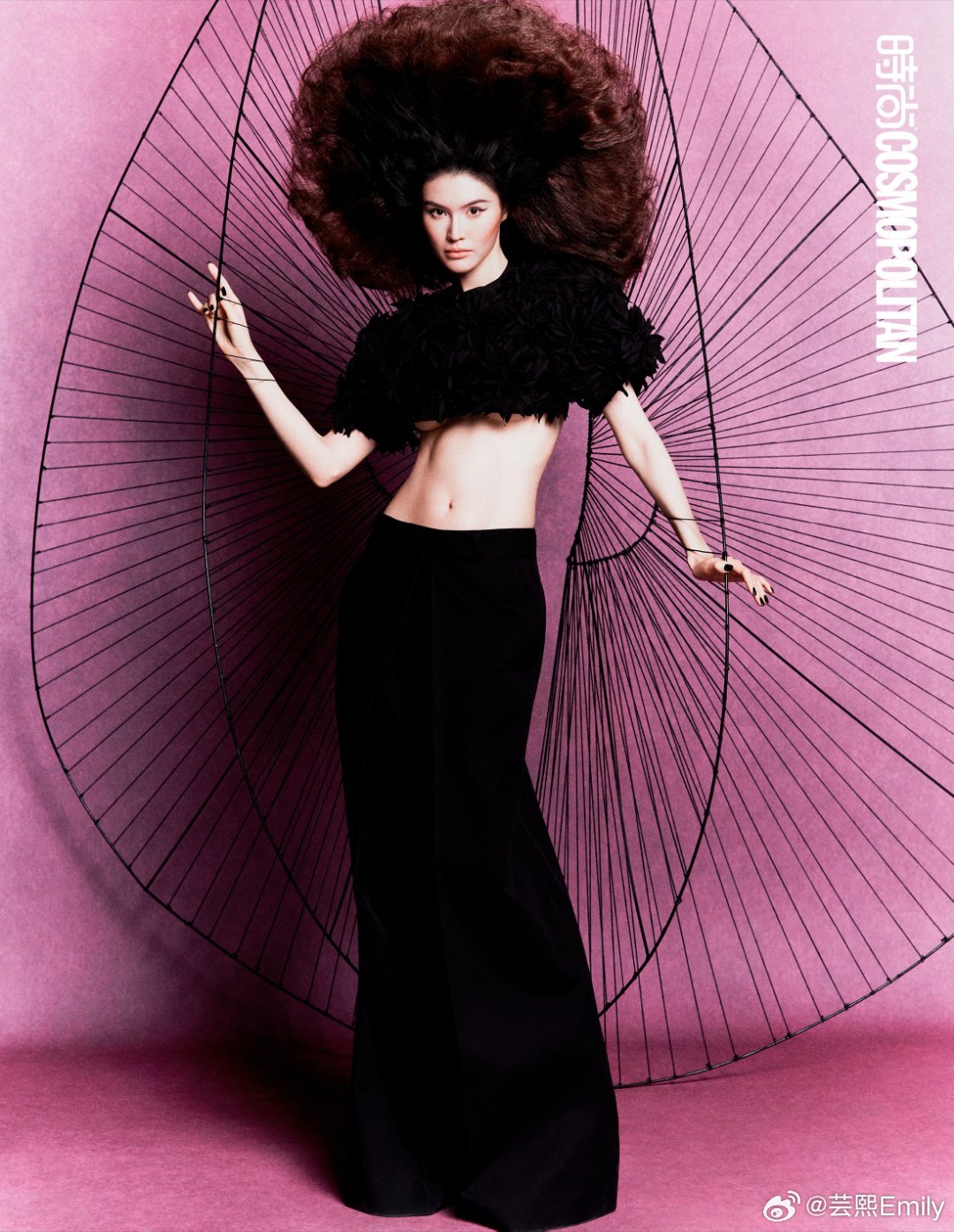 何穗COSMO开季封面何穗顶着超体量蜂窝头登封何穗登《时尚COSMO》三月开季刊