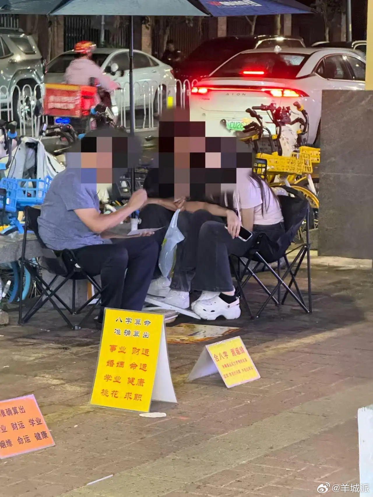【10块钱一次，谁在“算计”大学生？】夜幕落下，广州大学城贝岗村路边的小吃摊的香